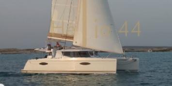 Yachtcharter Helia44 3Cab 3WC Seitenansicht