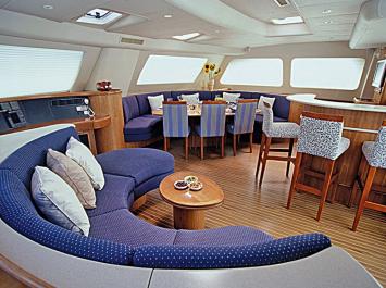Yachtcharter Moorings Crewed 6200 (4Cab:4WC) Salon