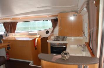 Yachtcharter Orana 44 Maestro (3Cab:3WC) Pantry:Kartentisch