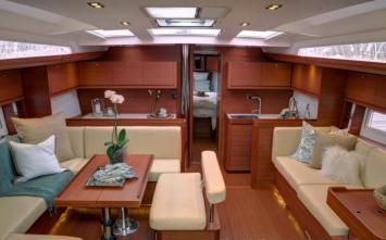 Yachtcharter Dufour 500 (4Cab:3/4WC) Salon