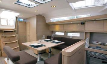 Yachtcharter Dufour 500 (4Cab:3/4WC) Innen