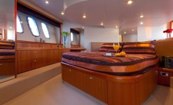 Yachtcharter sunseeker predator 52 master cabin