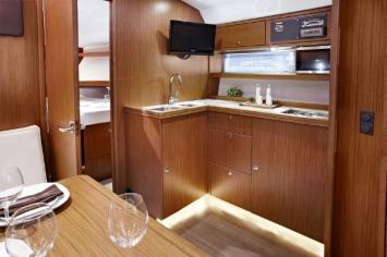 Yachtcharter Bavaria 39 sport HT 2cab kitchen