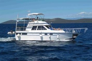 Yachtcharter Luxor 40 Fly_3Cab/2WC Seitenansicht