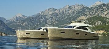 Yachtcharter Cyrus 13,8 (2Cab/2WC) Seitenansicht