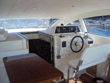 Yachtcharter Cyrus 13,8 (2Cab/2WC) Cockpit