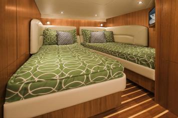 Yachtcharter Tiara Sovran 4300 2Cab/2WC Kab