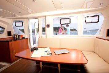 Yachtcharter Leopard 44  4 Kab:4WC Salon
