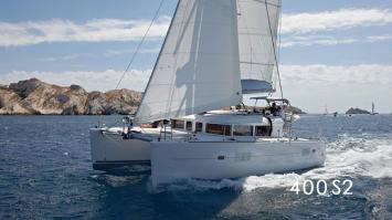 Yachtcharter Lagoon400 S2 4cab sideview