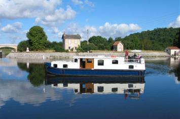 Yachtcharter EuroClassic 139GC 2Cab:2WC Seitenansicht