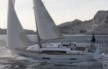 Yachtcharter Dufour 410 GrandLarge 3Cab/2WC Seitenansicht