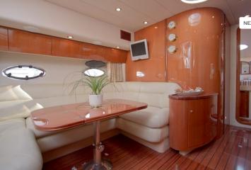 Yachtcharter Windy 43 2Cab 2WC Salon