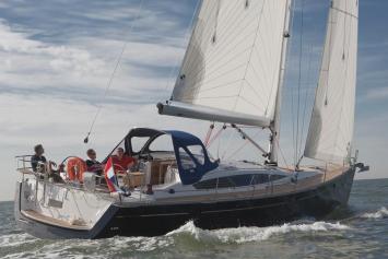 Yachtcharter Delphia 47 (5Cab) Heck:Seite