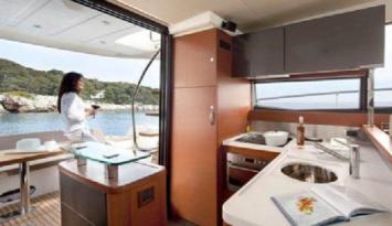 Yachtcharter Prestige 500 (3+1Cab 2+1WC) Pantry