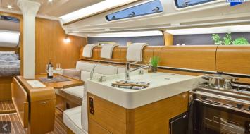 Yachtcharter Dehler 38 (3Cab:1WC) Pantry:Salon