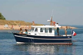 Yachtcharter Rhea 850 Open Seitenansicht
