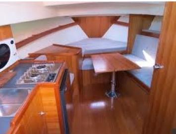 Yachtcharter Rhea 850 Open Innenraum