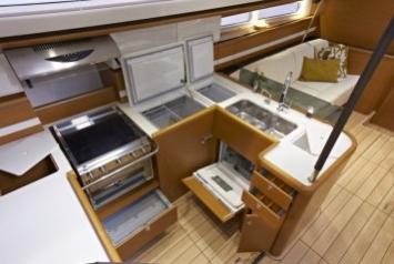 Yachtcharter Jeanneau 57 (3+1Cab:3+1WC) Pantry