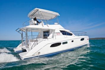 Yachtcharter moorings 393 pcX 3Kab Seitenansicht