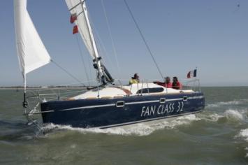 Yachtcharter Fan Class 32 Seitenansicht