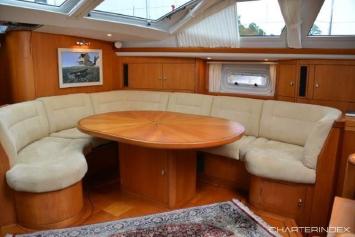 Yachtcharter Oyster 62 (3Cab/3WC) Salon