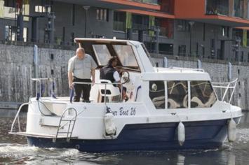 Yachtcharter RiverBoat26_Heck Seite