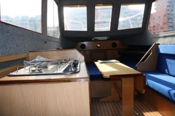Yachtcharter RiverBoat26_Pantry/Salon