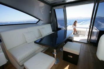 Yachtcharter Pearlsea 56 Coupe (3+1cab/2+1WC) Salon