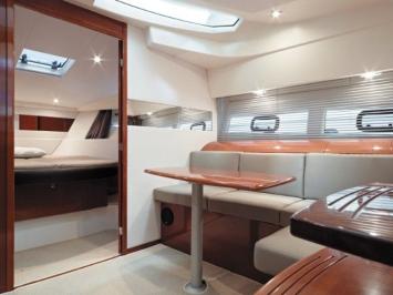 Yachtcharter Leader 10 (2Cab/1WC) Salon