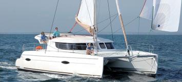 Yachtcharter Lipari 41 evolution (3+2Cab/2WC) Seite/Bug