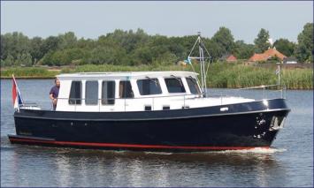 Yachtcharter Simmerskip 1200 OK (3Cab/3WC) Seitenansicht