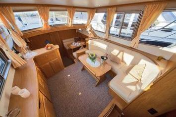 Yachtcharter Gruno 35 Classic Retro (2Cab/2WC) Salon