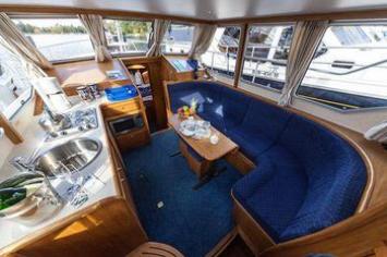 Yachtcharter Gruno 35 Classic Sport Retro (2Cab/1WC) Salon/Pantry