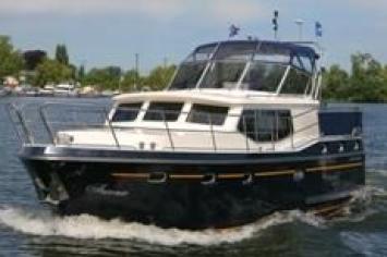 Yachtcharter De Drait 38 Advantage (2Cab/2WC) Bug/Seitenansicht
