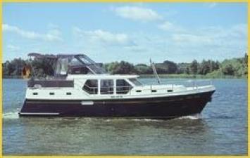 Yachtcharter Euroline 118 (3cab/2WC) Seitenansicht