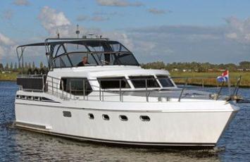 Yachtcharter Tyvano 44 (4Cab/2WC) Seitenansicht