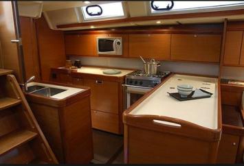 Yachtcharter Dufour 525 Grand Large (3Cab/3WC) Pantry