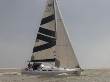 Yachtcharter Varianta 37 3Cab 1WC Seitenansicht 