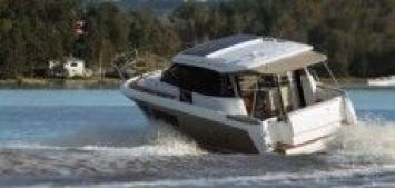 Yachtcharter Jeanneau NC 9 (2Cab/1WC) Heck