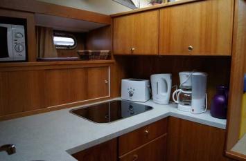 Yachtcharter Concordia 105 AC (2Cab/2WC) Pantry