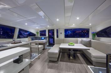 Yachtcharter Moorings 514PC (4+1Cab/4+1WC) Salon