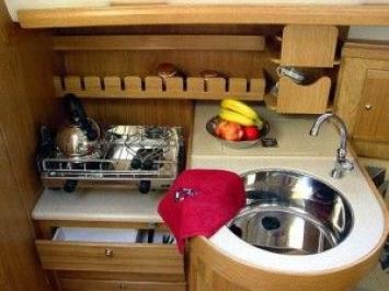 Yachtcharter Delphia 29 (2Cab/1WC) Pantry