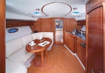 Yachtcharter Bavaria38 sport HT 2cab salon