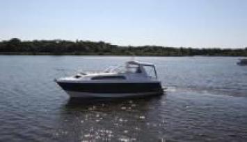 Yachtcharter Broom 30 Coupe (1Cab/1WC) Seitenansicht