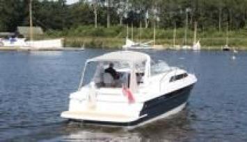 Yachtcharter Broom 30 Coupe (1Cab/1WC) Heck