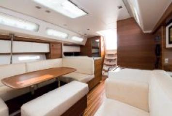 Yachtcharter ITALIA 13.98 (3Cab/2WC) Salon