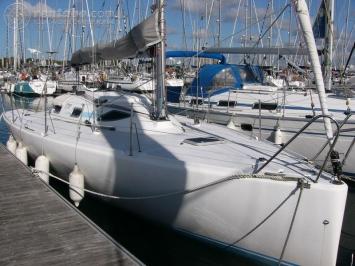 Yachtcharter Pogo 850 (2Cab)Seite/Bug