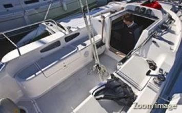 Yachtcharter  	Dragonfly 28 Sport (2Cab/1WC)Deck