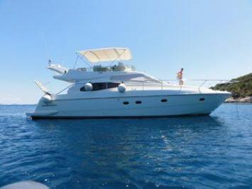 Yachtcharter  	Ferretti 46 Fly (3+1Cab/2WC) Seitenansicht