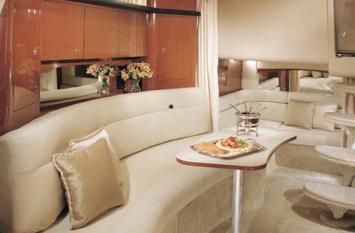 Yachtcharter Sea Ray 375 Sundancer (2Cab/1WC) Salon